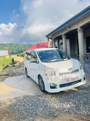 Toyota Voxy V 4WD 7-Seater 2013 White