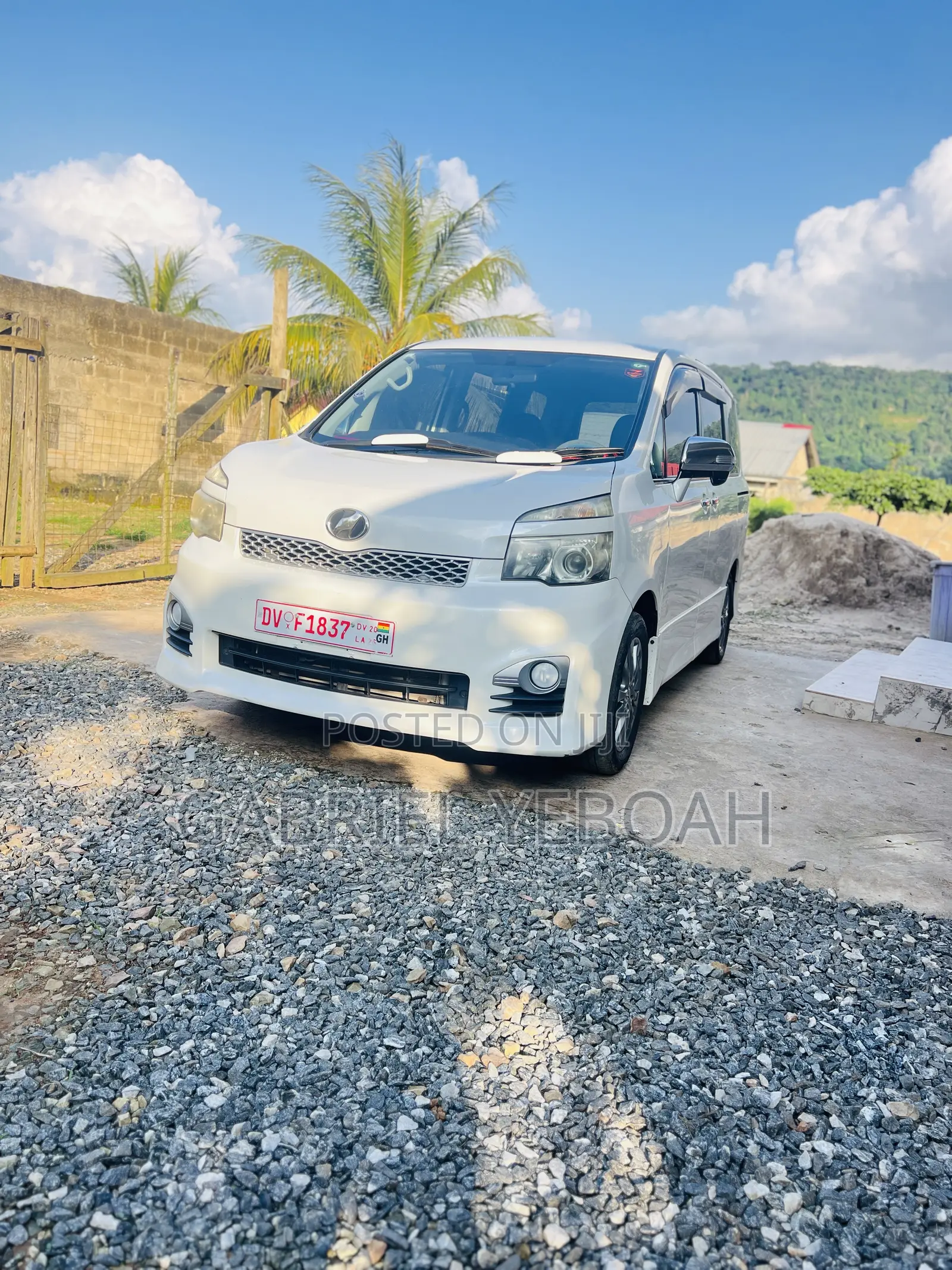 Toyota Voxy V 4WD 7-Seater 2013 White