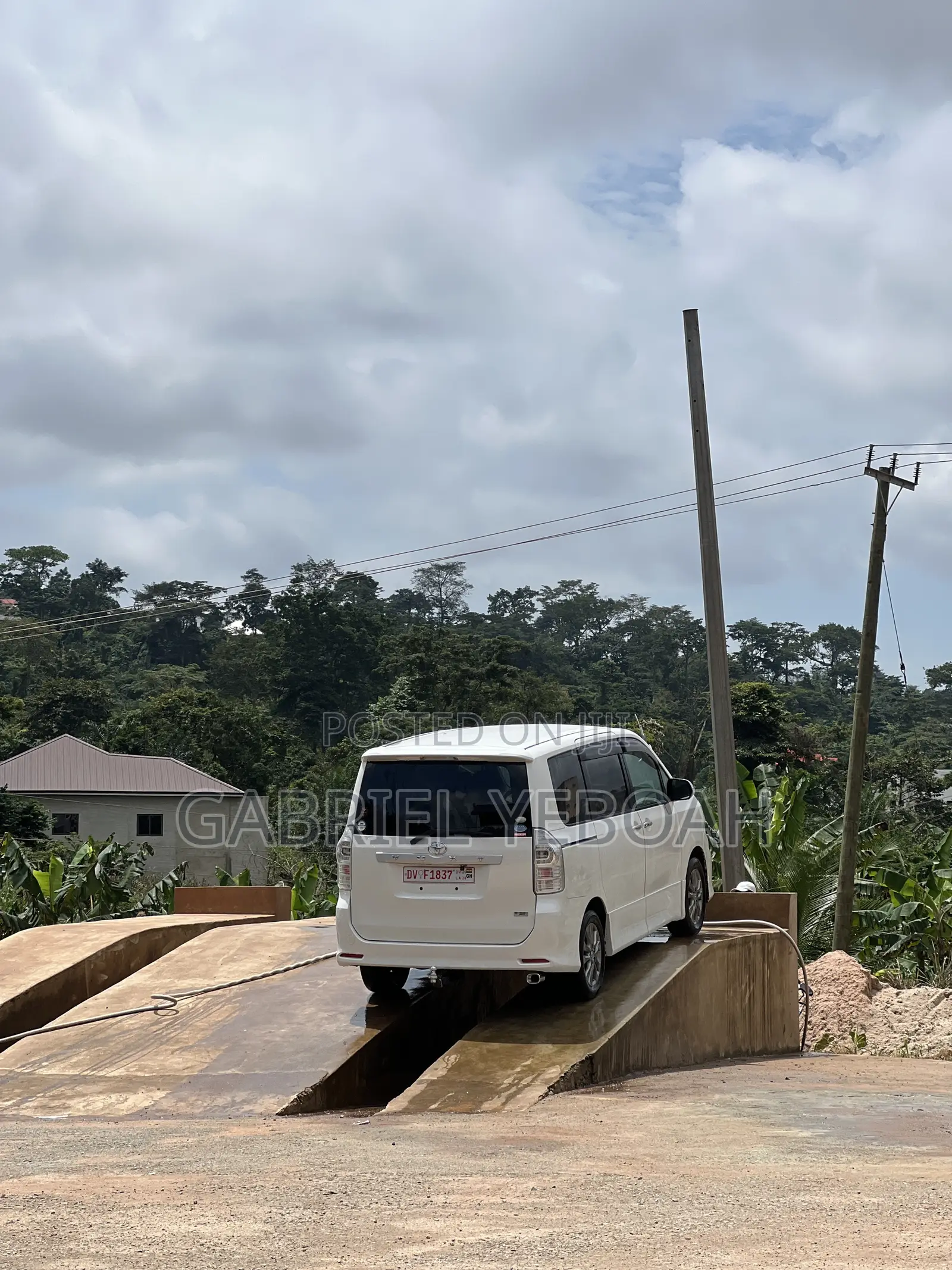 Toyota Voxy V 4WD 7-Seater 2013 White
