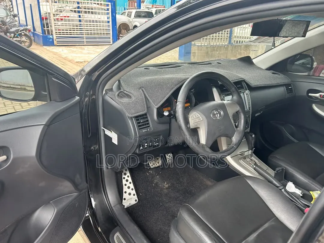 Toyota Corolla Altis 2010 Black