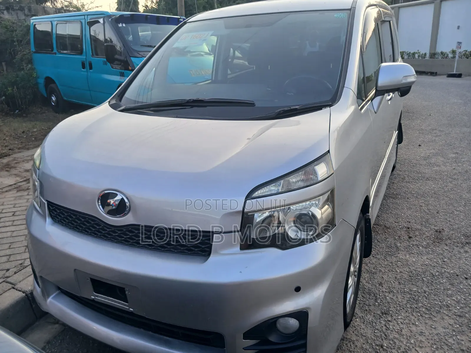 Toyota Voxy 2010 Silver
