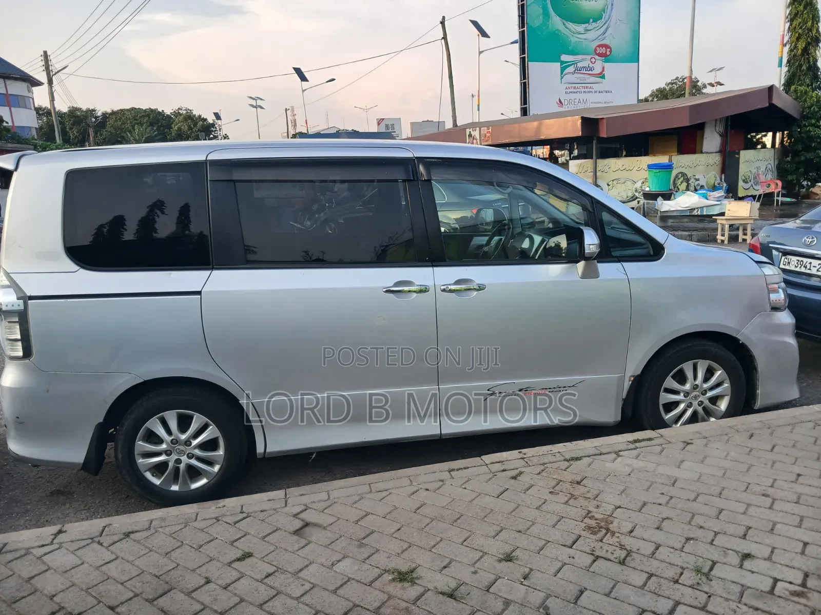 Toyota Voxy 2010 Silver