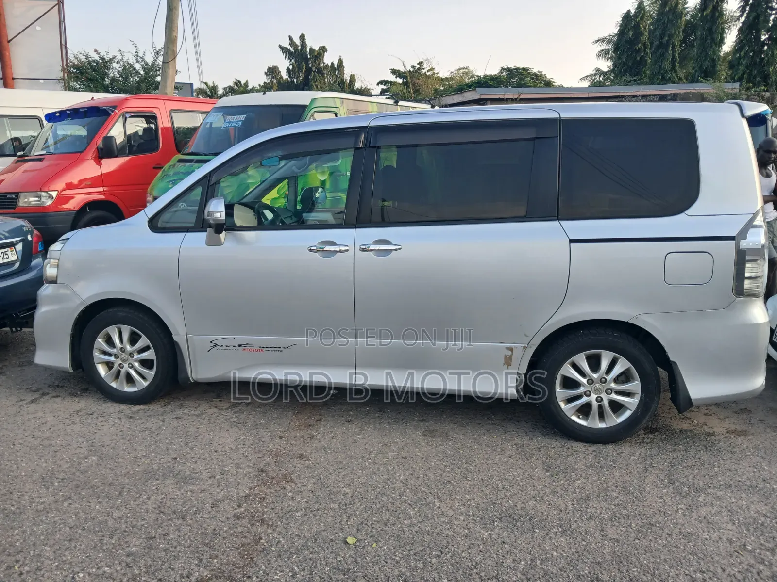 Toyota Voxy 2010 Silver