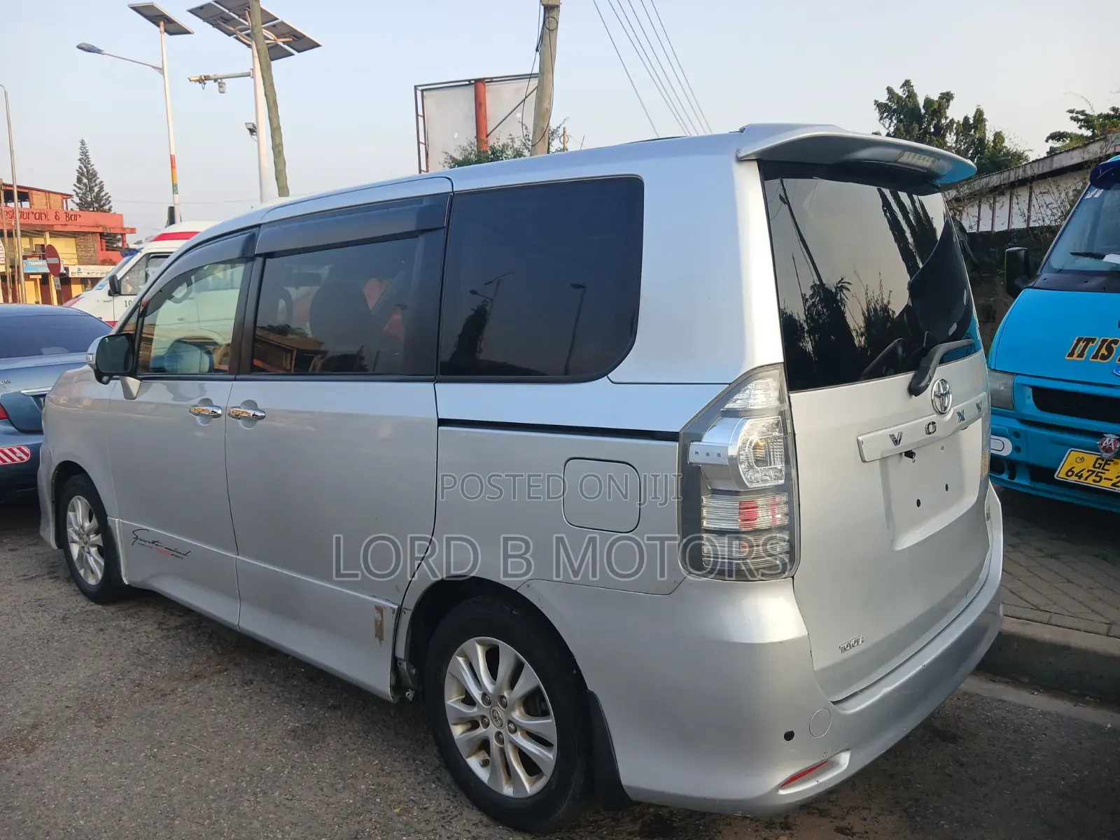 Toyota Voxy 2010 Silver