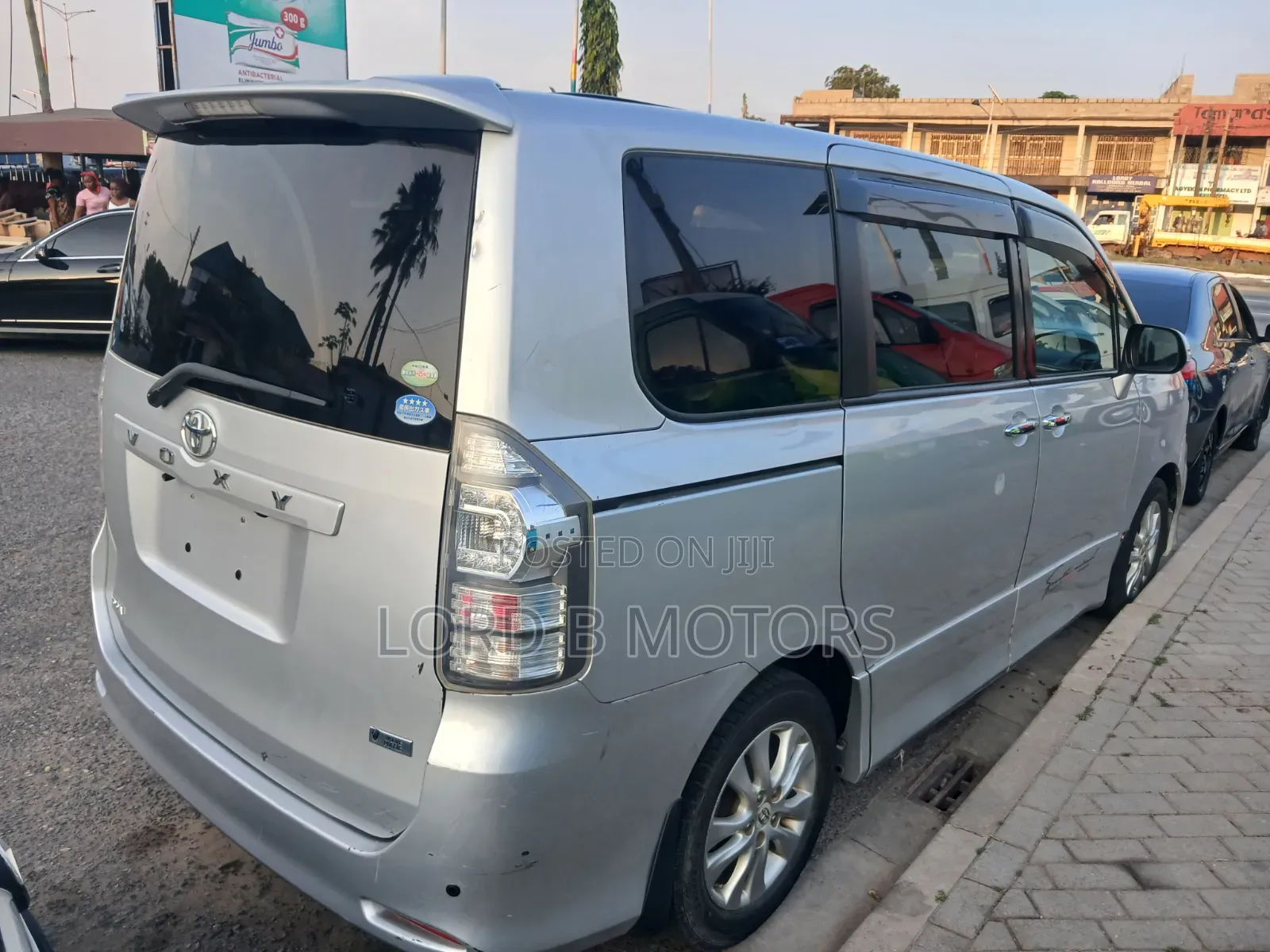 Toyota Voxy 2010 Silver