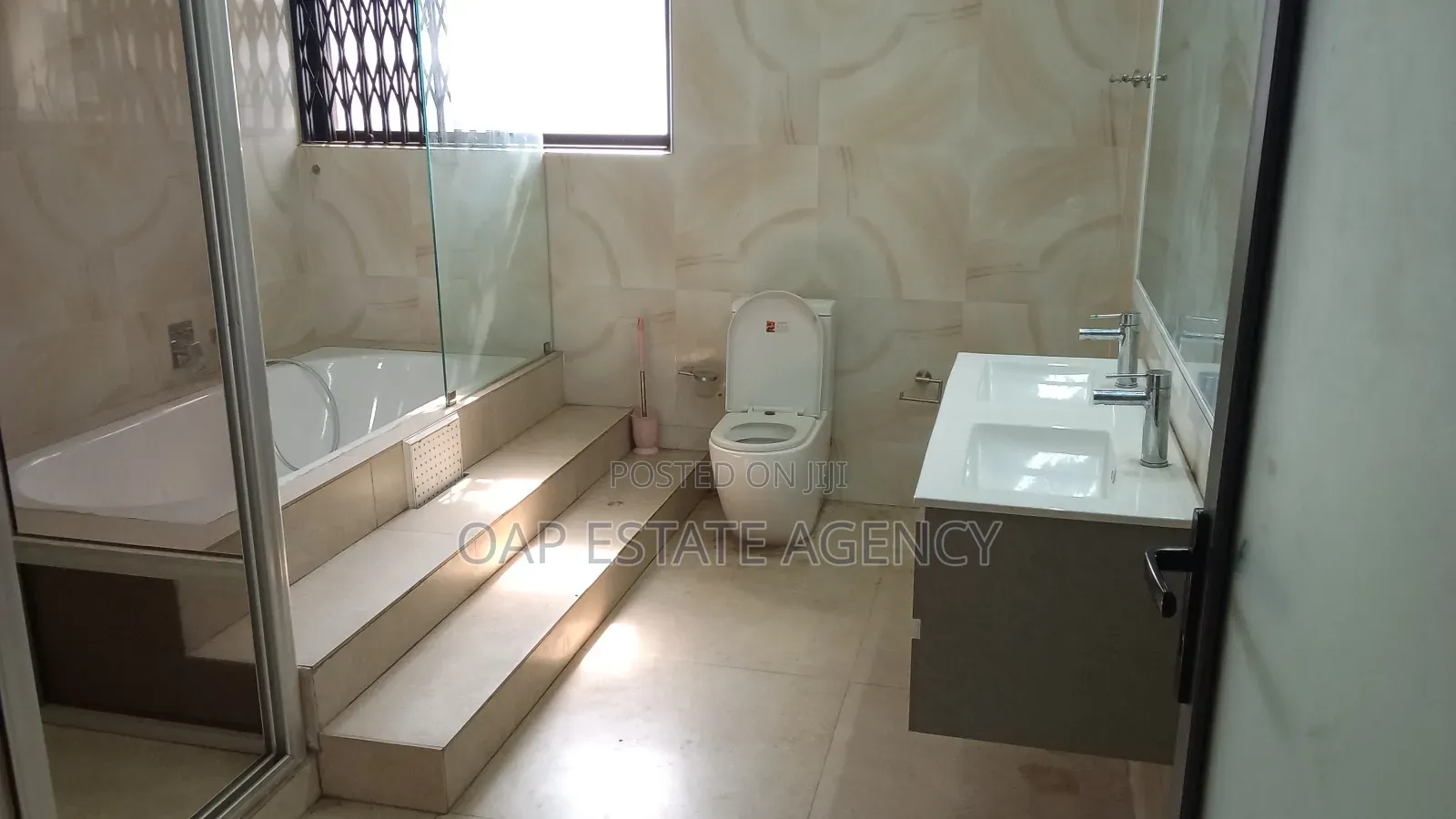3bdrm House in Labone, Coffee Shop Area for rent