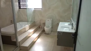 3bdrm House in Labone, Coffee Shop Area for rent