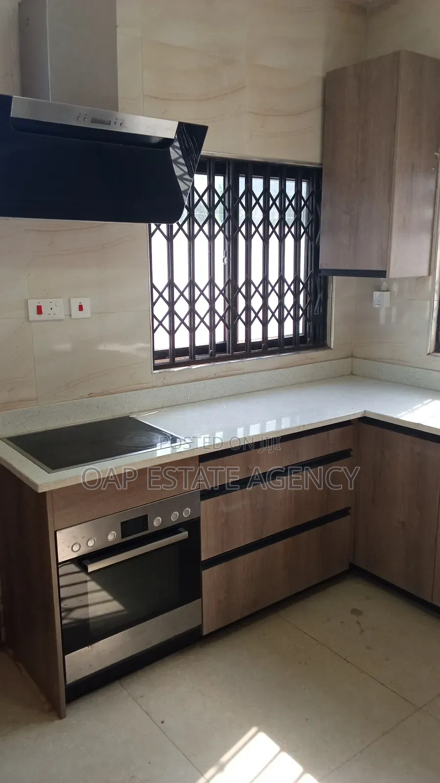 3bdrm House in Labone, Coffee Shop Area for rent