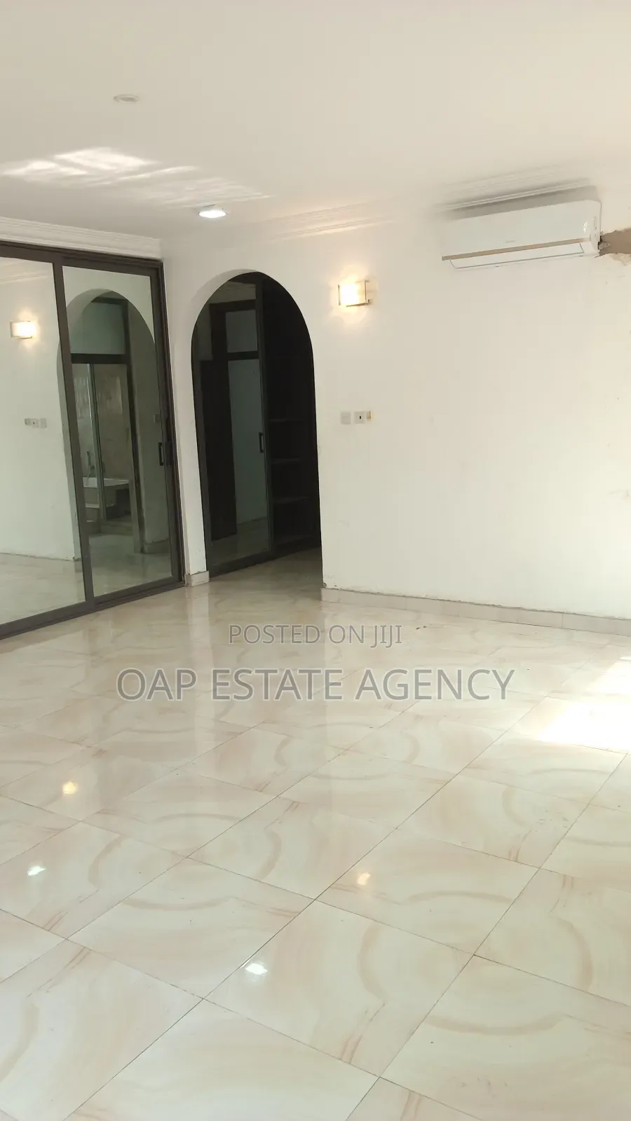 3bdrm House in Labone, Coffee Shop Area for rent