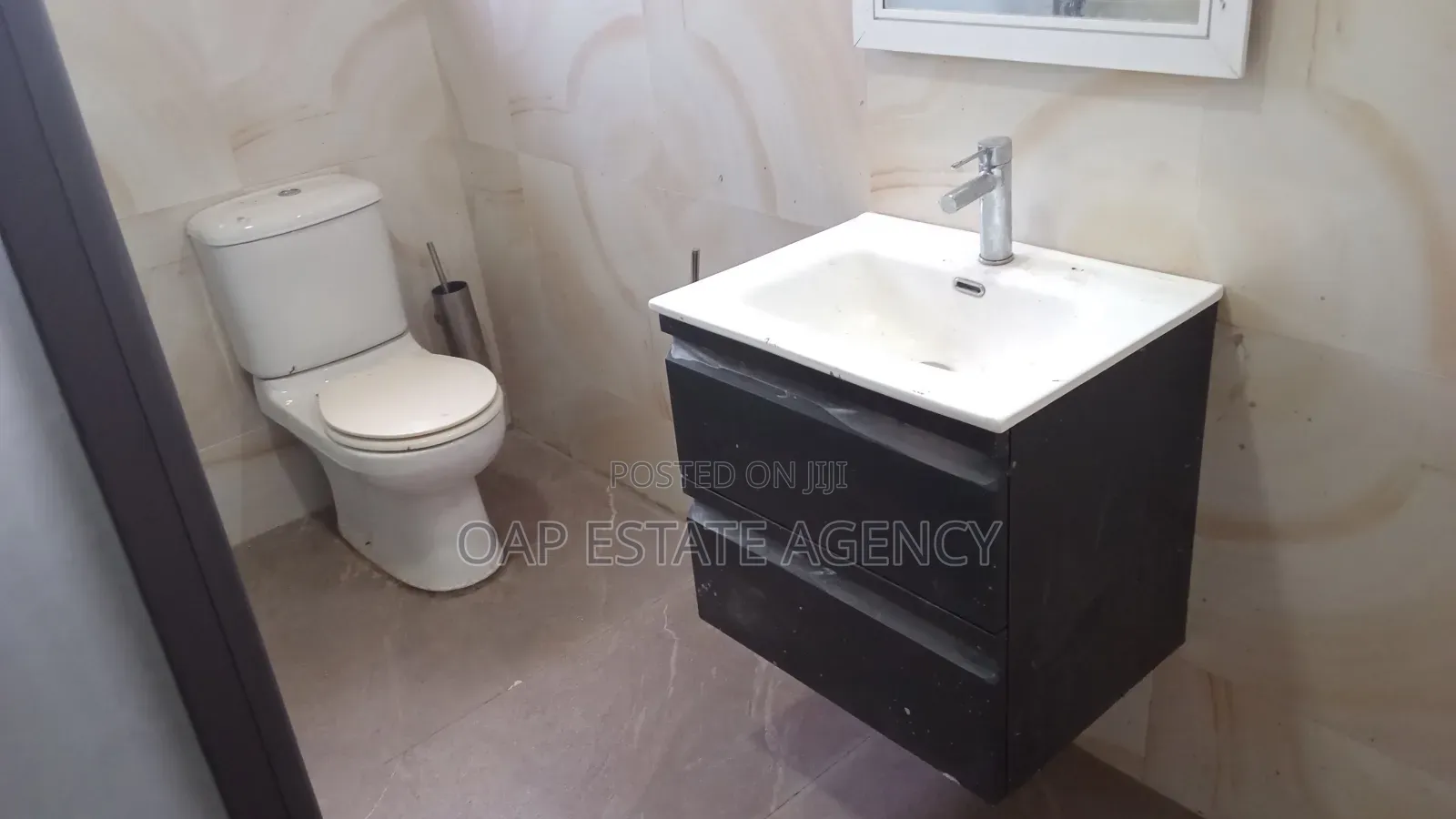 3bdrm House in Labone, Coffee Shop Area for rent