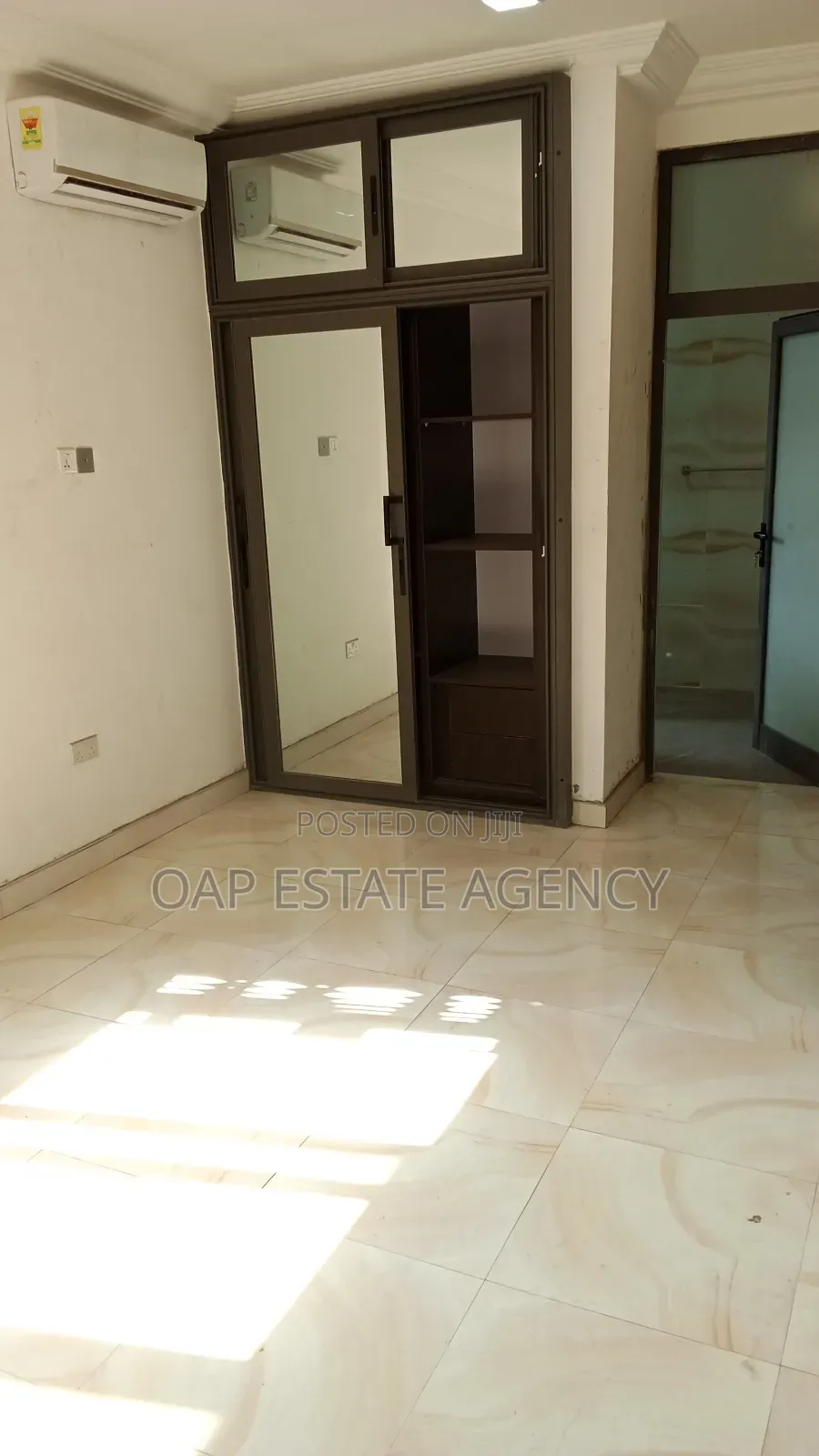 3bdrm House in Labone, Coffee Shop Area for rent