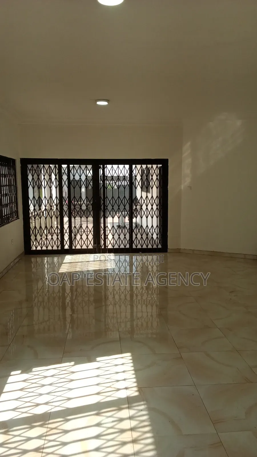 3bdrm House in Labone, Coffee Shop Area for rent