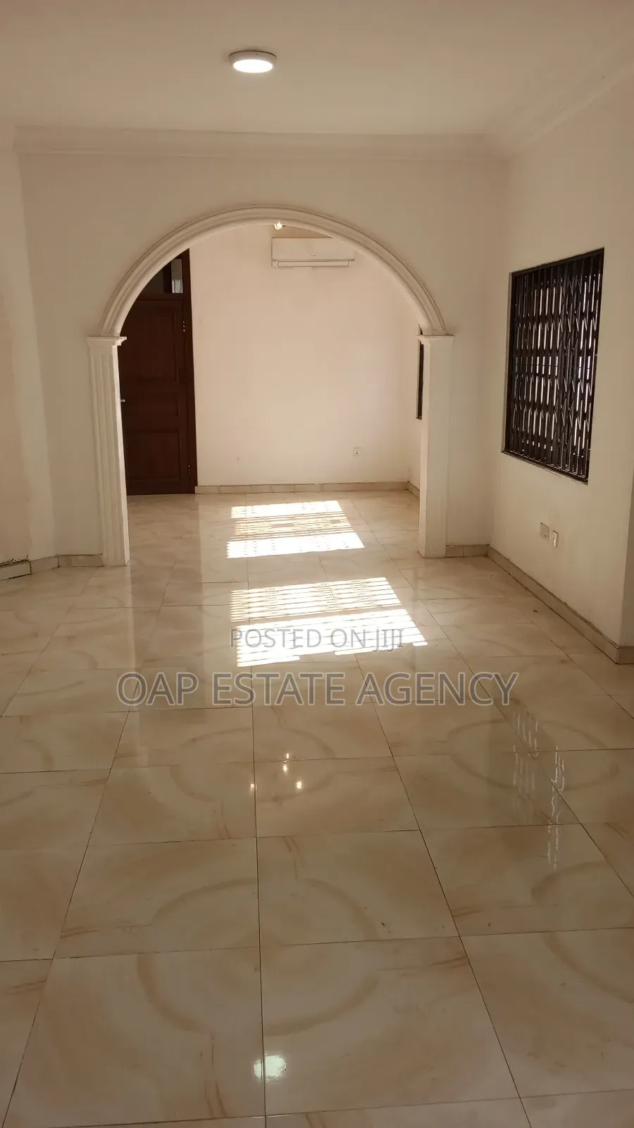 3bdrm House in Labone, Coffee Shop Area for rent