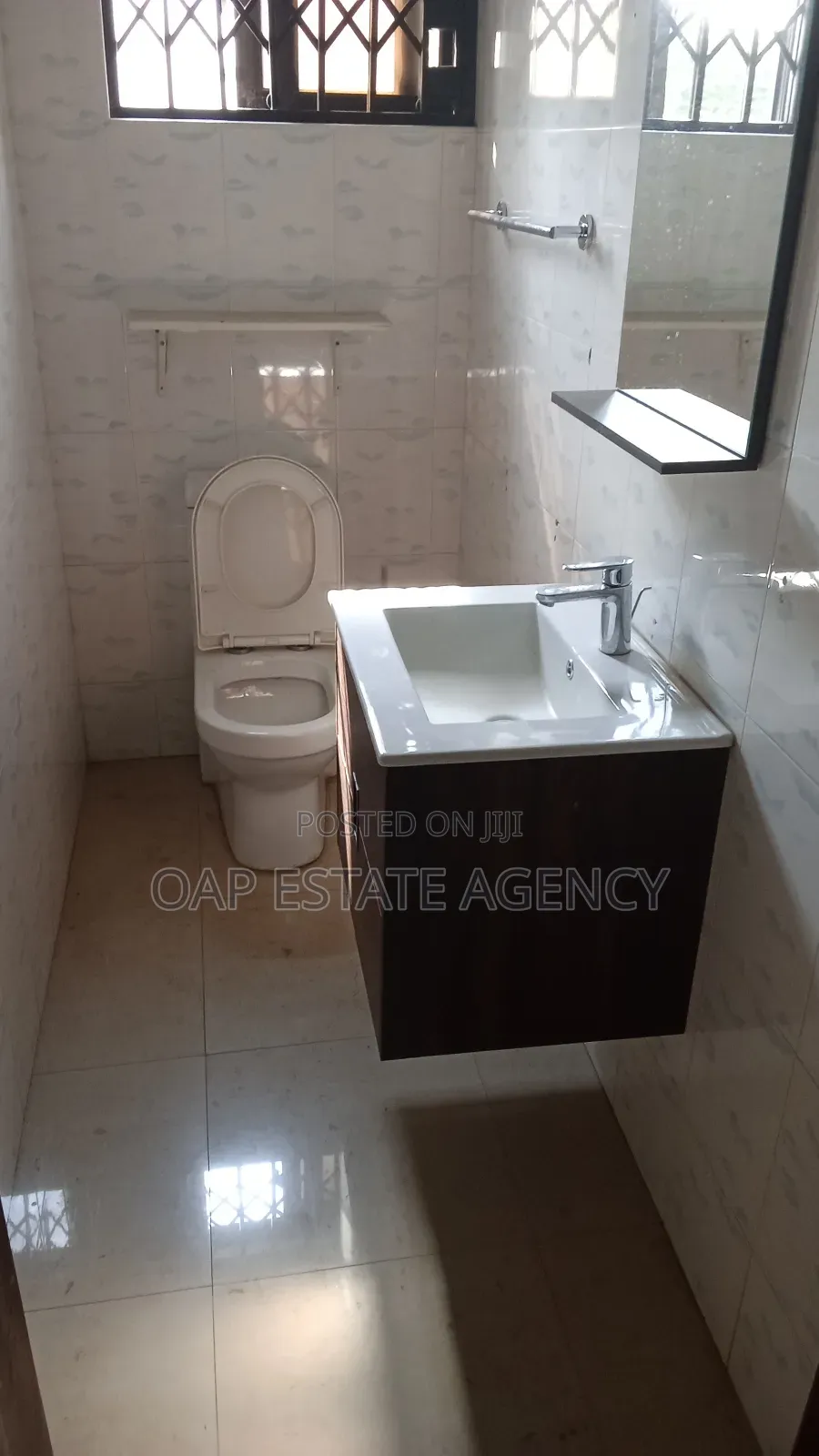 3bdrm House in Labone, Coffee Shop Area for rent