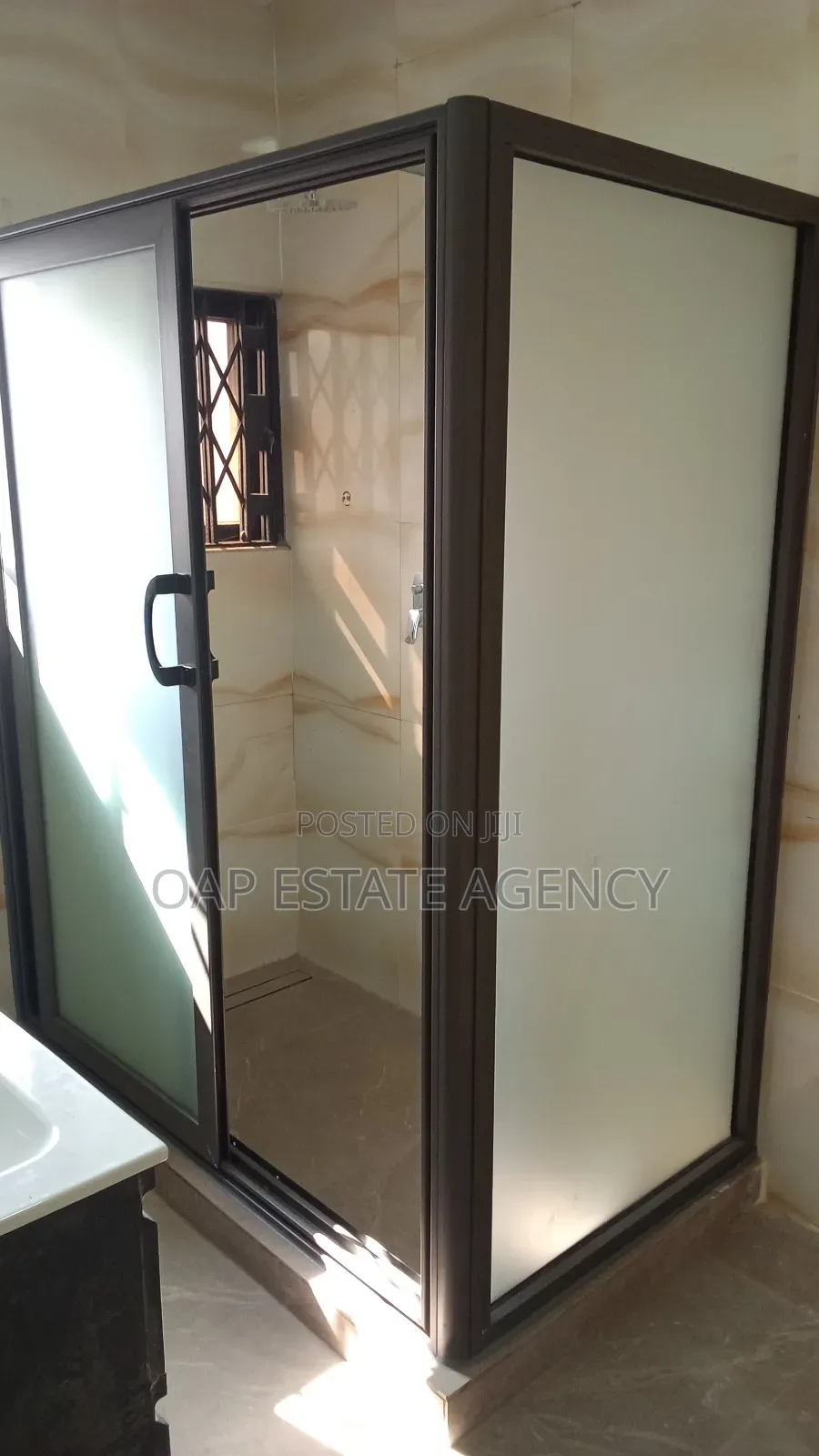 3bdrm House in Labone, Coffee Shop Area for rent