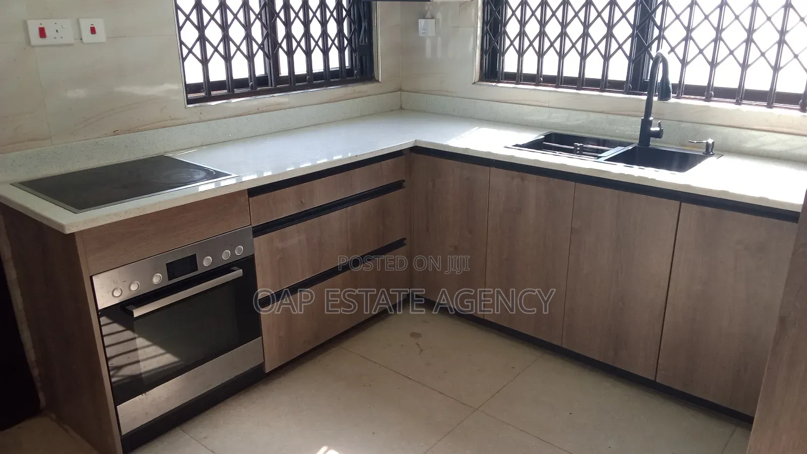 3bdrm House in Labone, Coffee Shop Area for rent