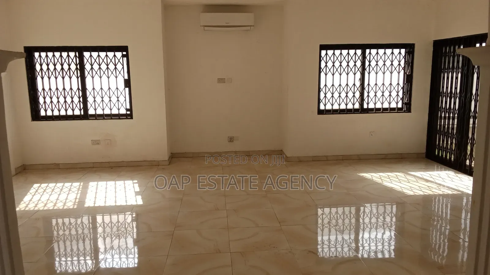 3bdrm House in Labone, Coffee Shop Area for rent
