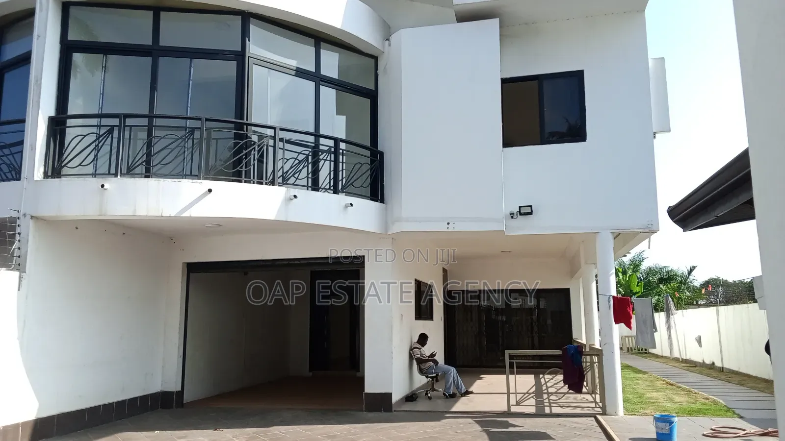 3bdrm House in Labone, Coffee Shop Area for rent
