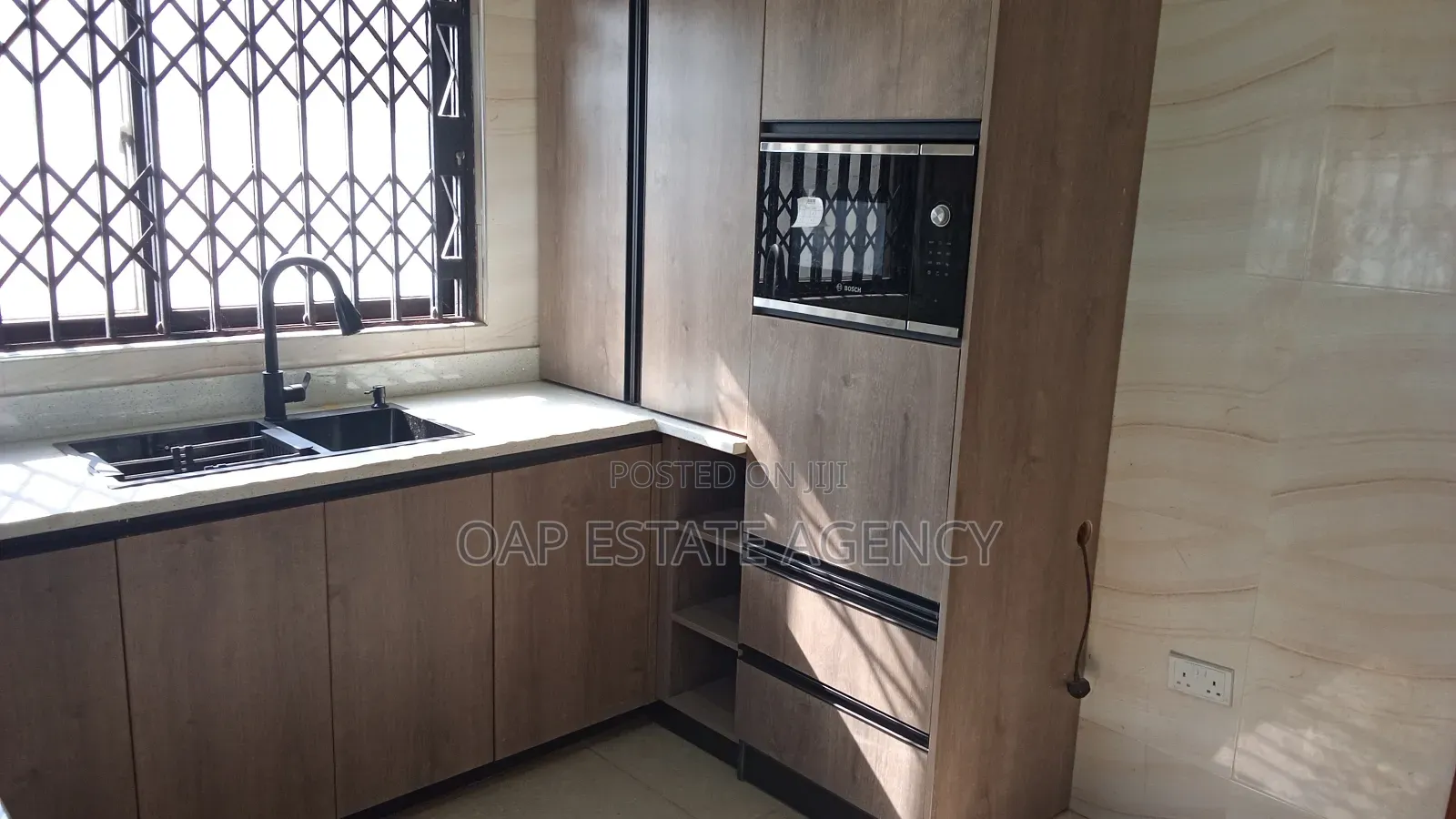 3bdrm House in Labone, Coffee Shop Area for rent
