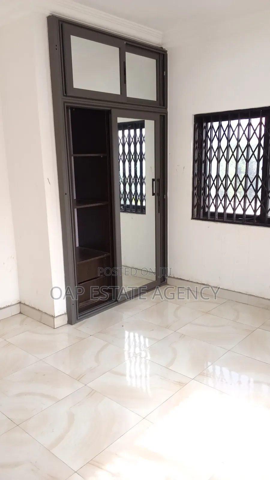 3bdrm House in Labone, Coffee Shop Area for rent