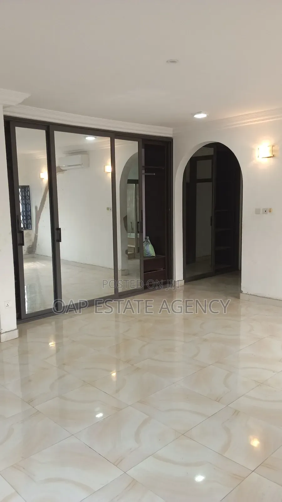 3bdrm House in Labone, Coffee Shop Area for rent