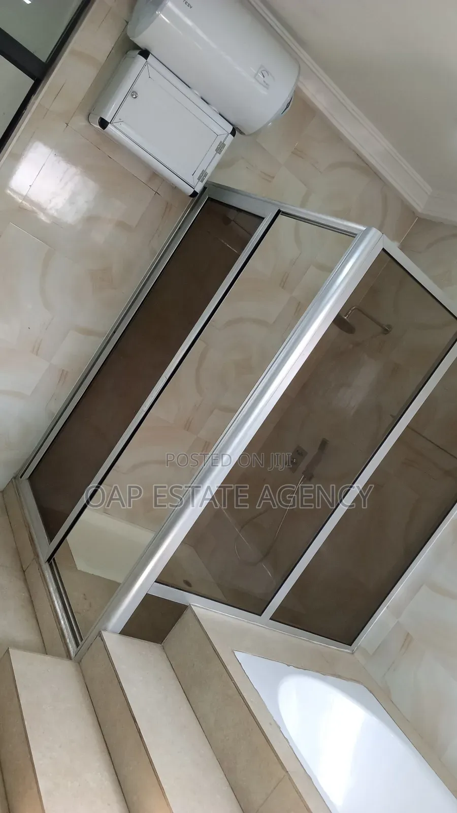3bdrm House in Labone, Coffee Shop Area for rent