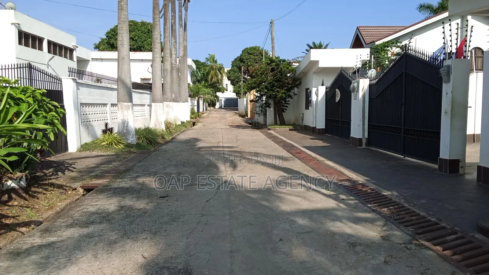 3bdrm House in Labone, Coffee Shop Area for rent