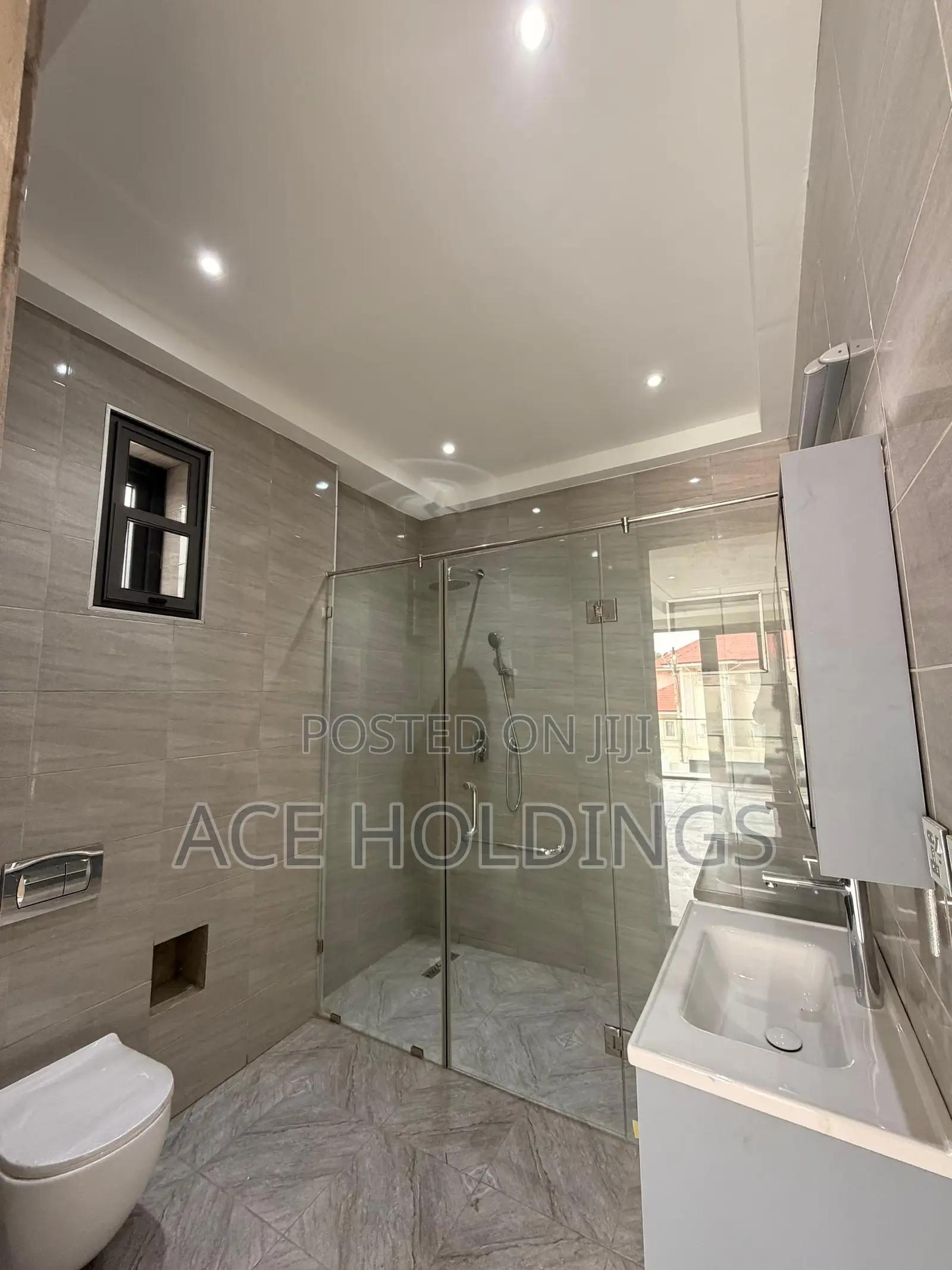 4bdrm Mansion in Adjiringanor, Adjiriganor for sale