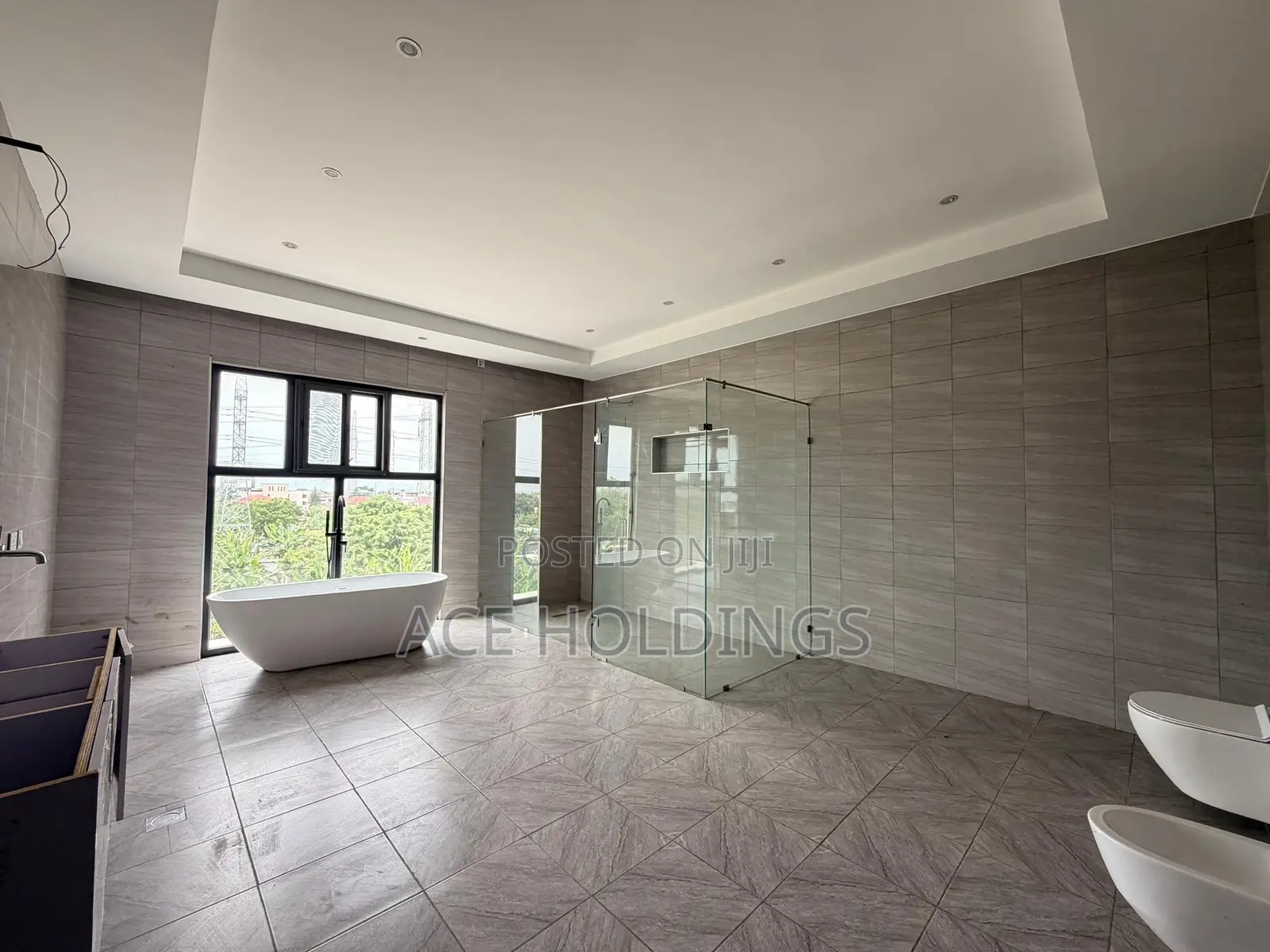 4bdrm Mansion in Adjiringanor, Adjiriganor for sale