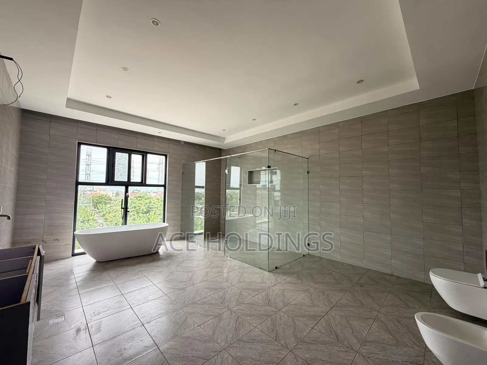 4bdrm Mansion in Adjiringanor, Adjiriganor for sale