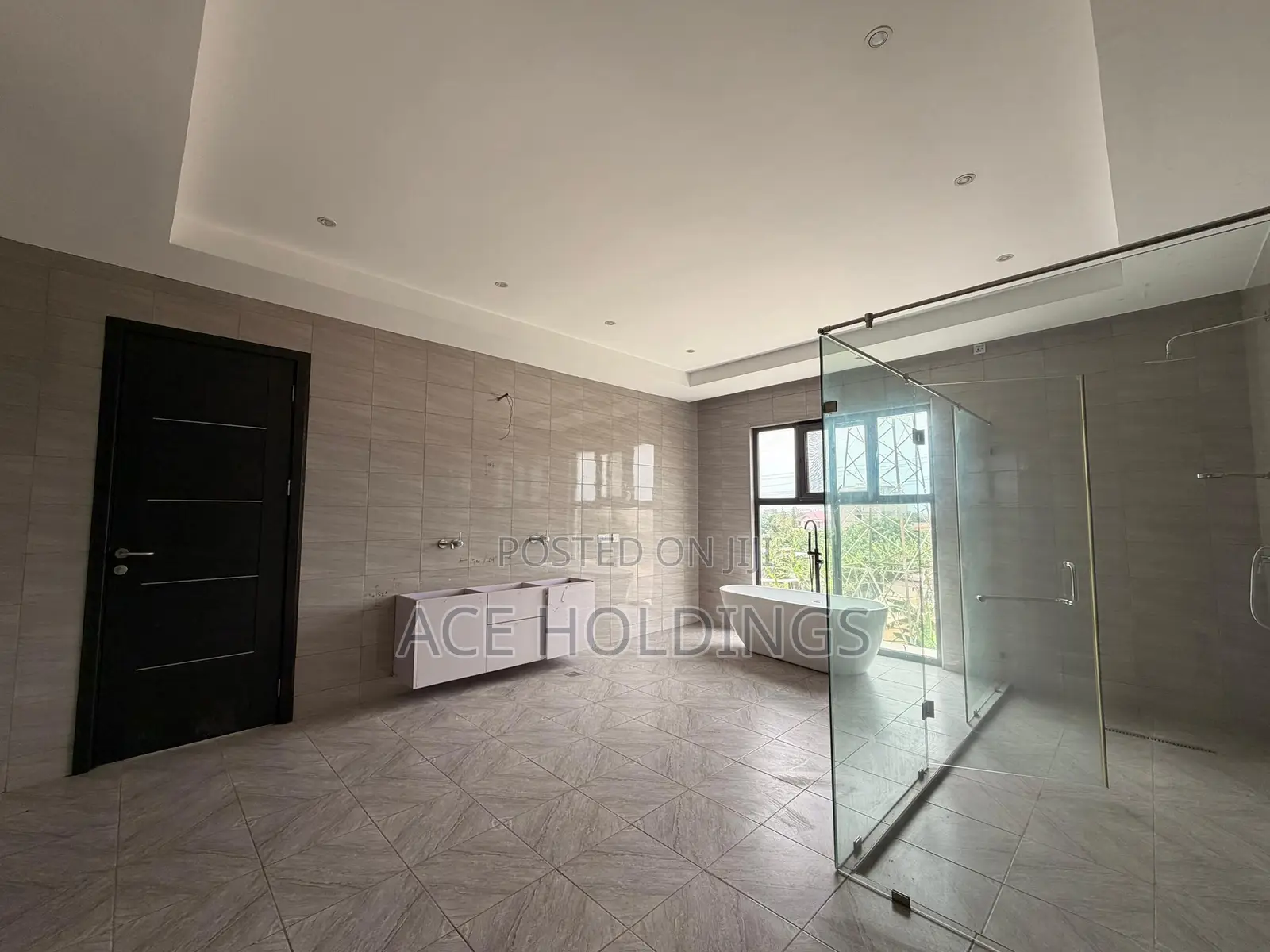4bdrm Mansion in Adjiringanor, Adjiriganor for sale