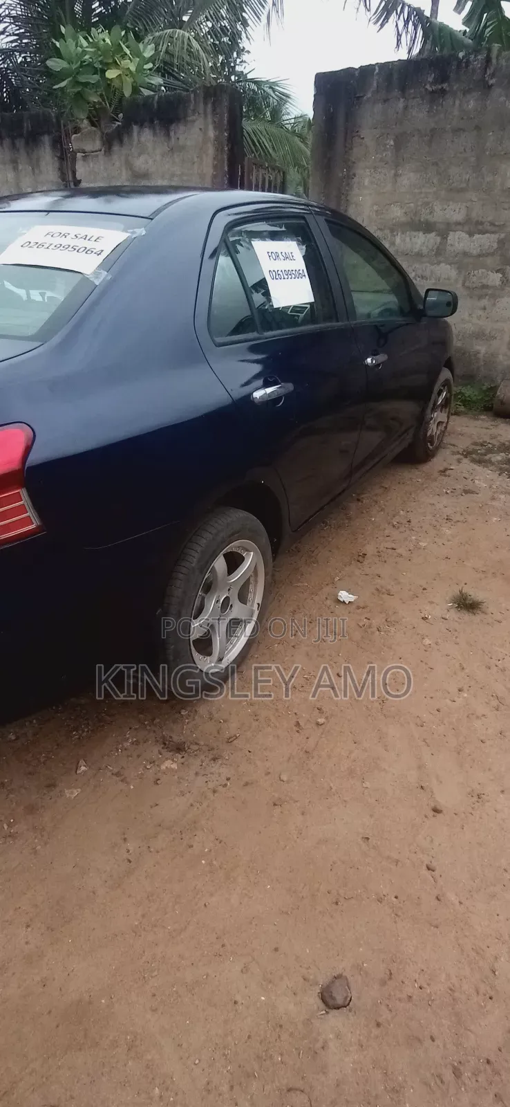 Toyota Yaris Base Sedan 4dr 2010 Blue