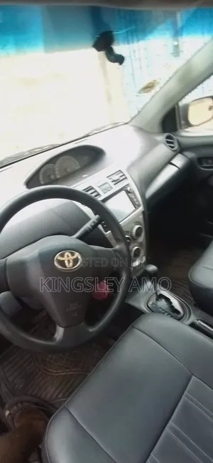 Toyota Yaris Base Sedan 4dr 2010 Blue