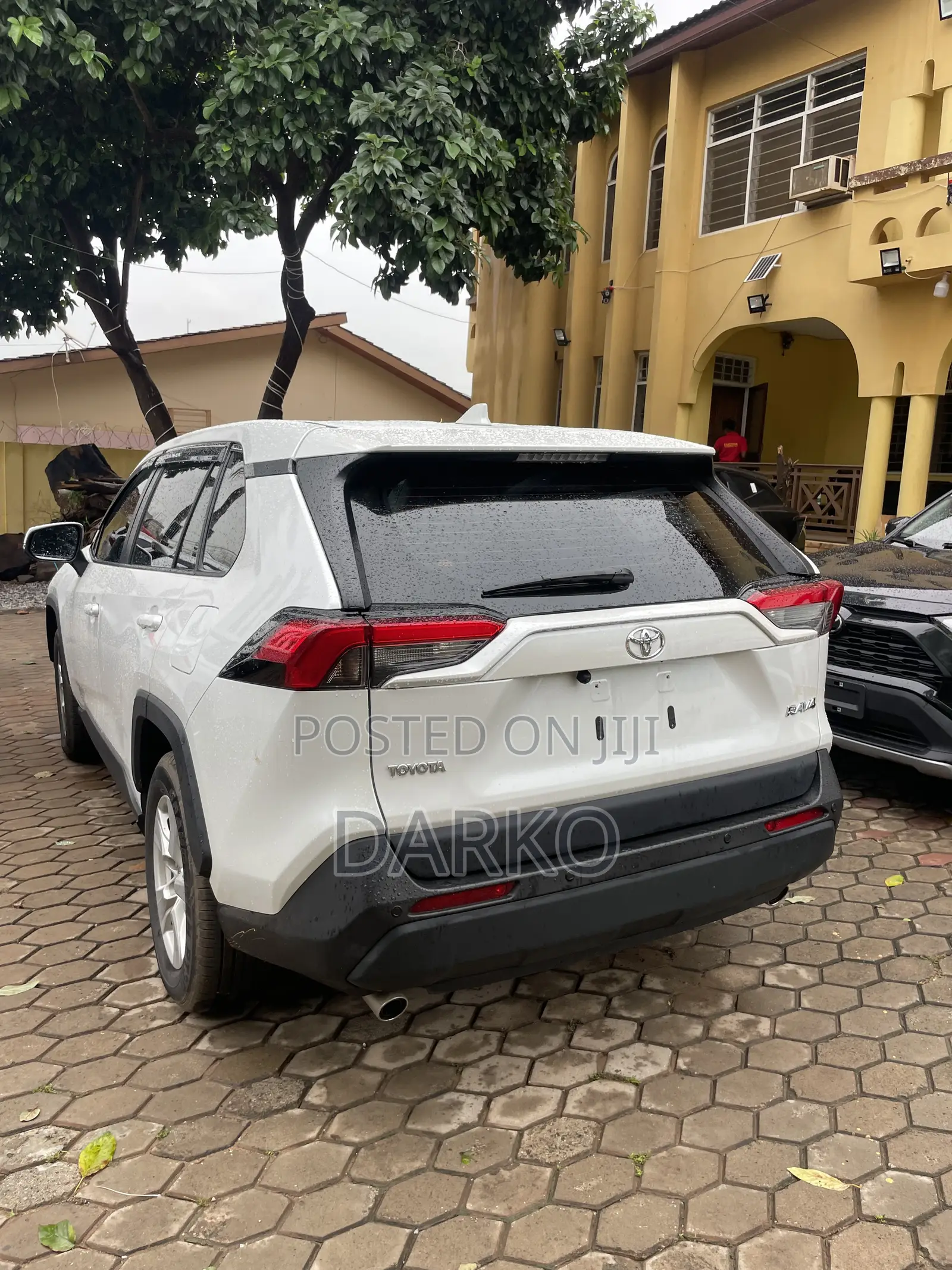 Toyota RAV4 LE 2021 White