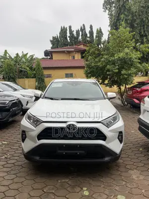 Toyota RAV4 LE 2021 White