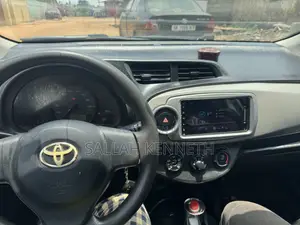 Toyota Vitz 2012 Silver