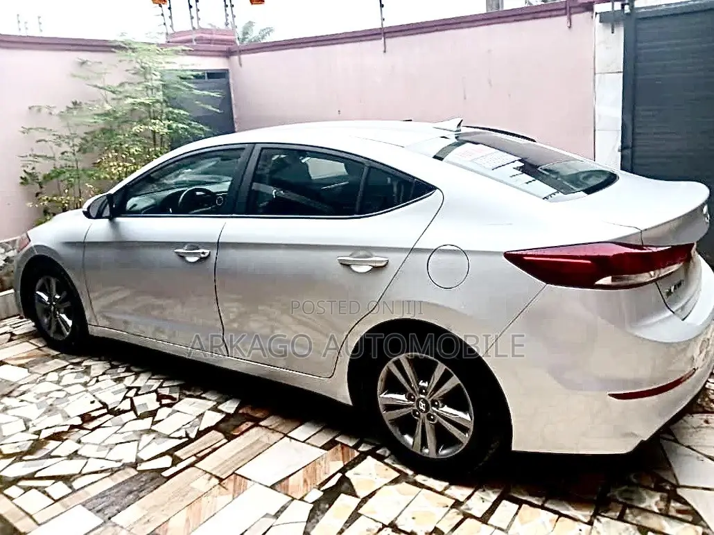 Hyundai Elantra SEL 2018 Silver