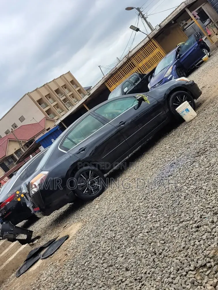 Nissan Altima 2010 Black