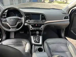 Hyundai Elantra Limited Sedan FWD (2.0L 4cyl 6A) 2017 Black