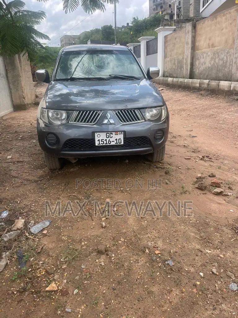 Mitsubishi L200 2010 Gray