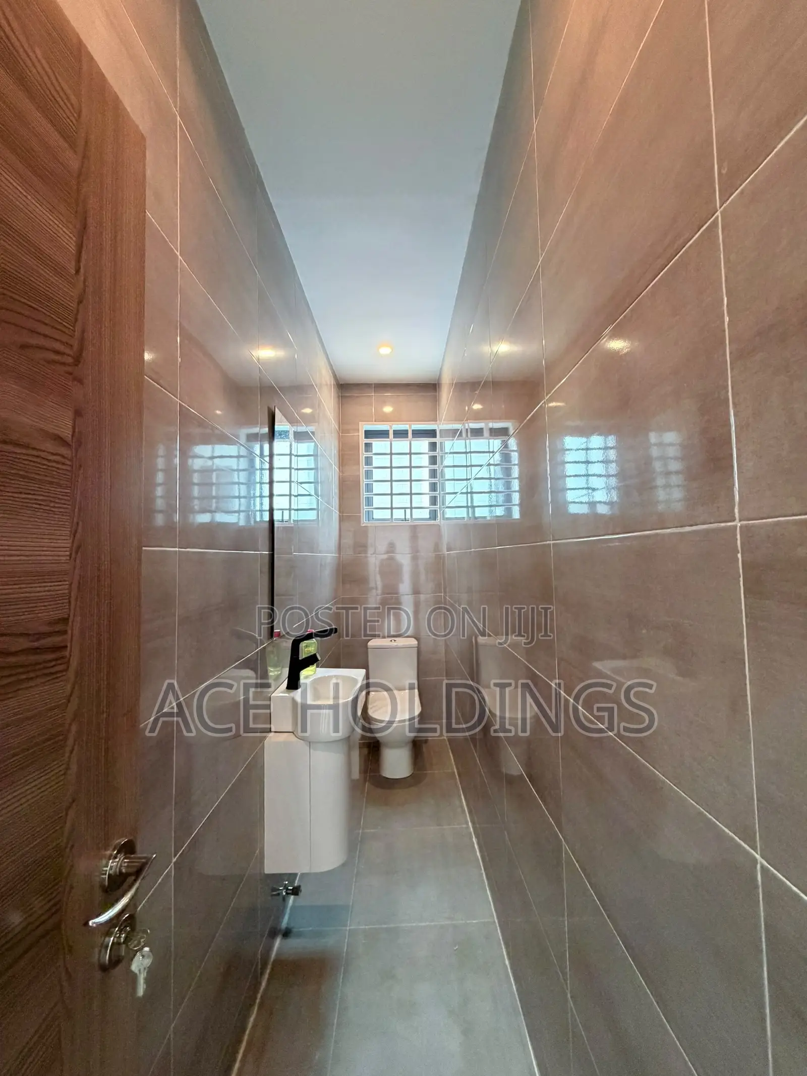 5bdrm Mansion in School Junction for sale