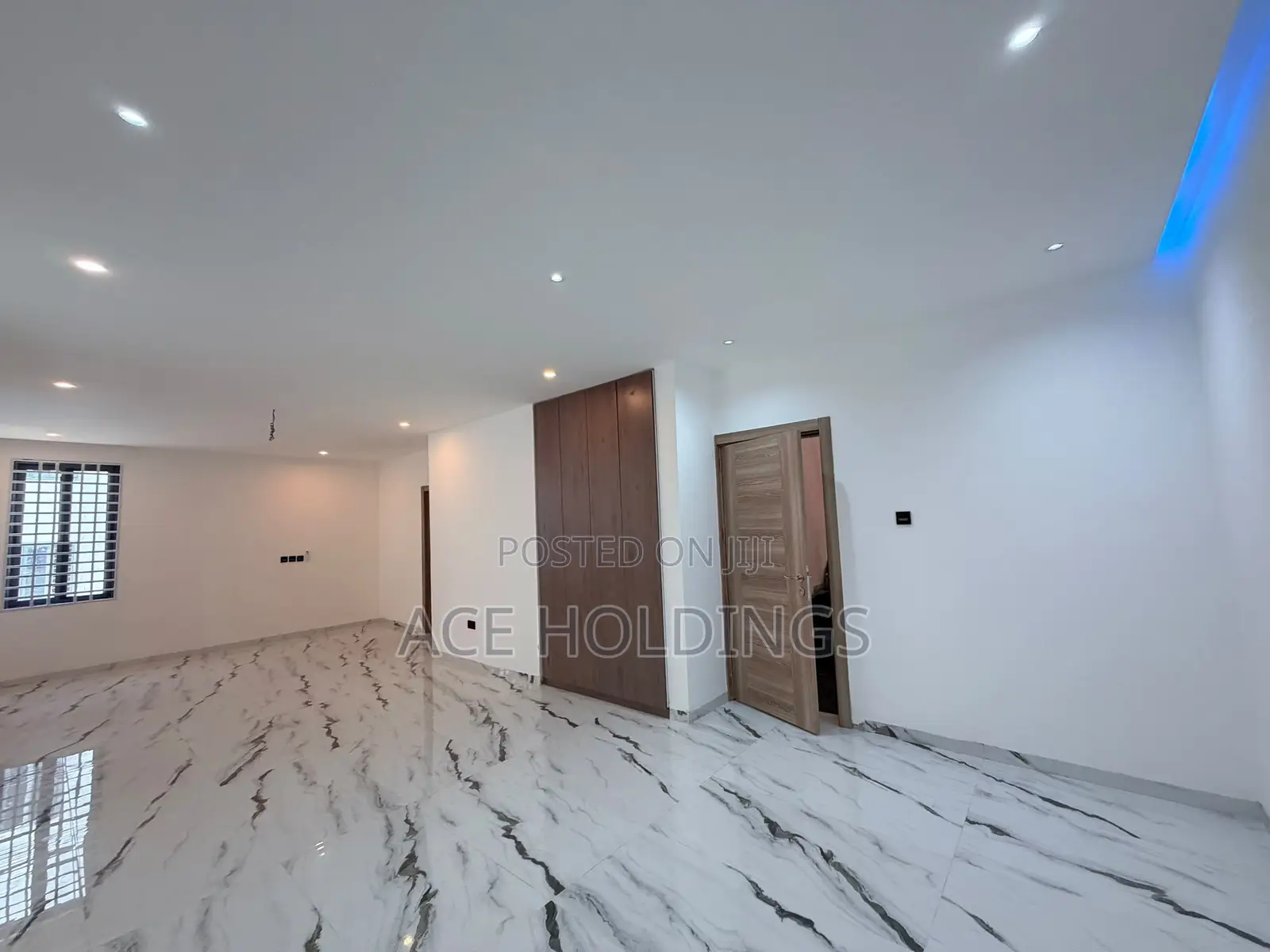 5bdrm Mansion in School Junction for sale