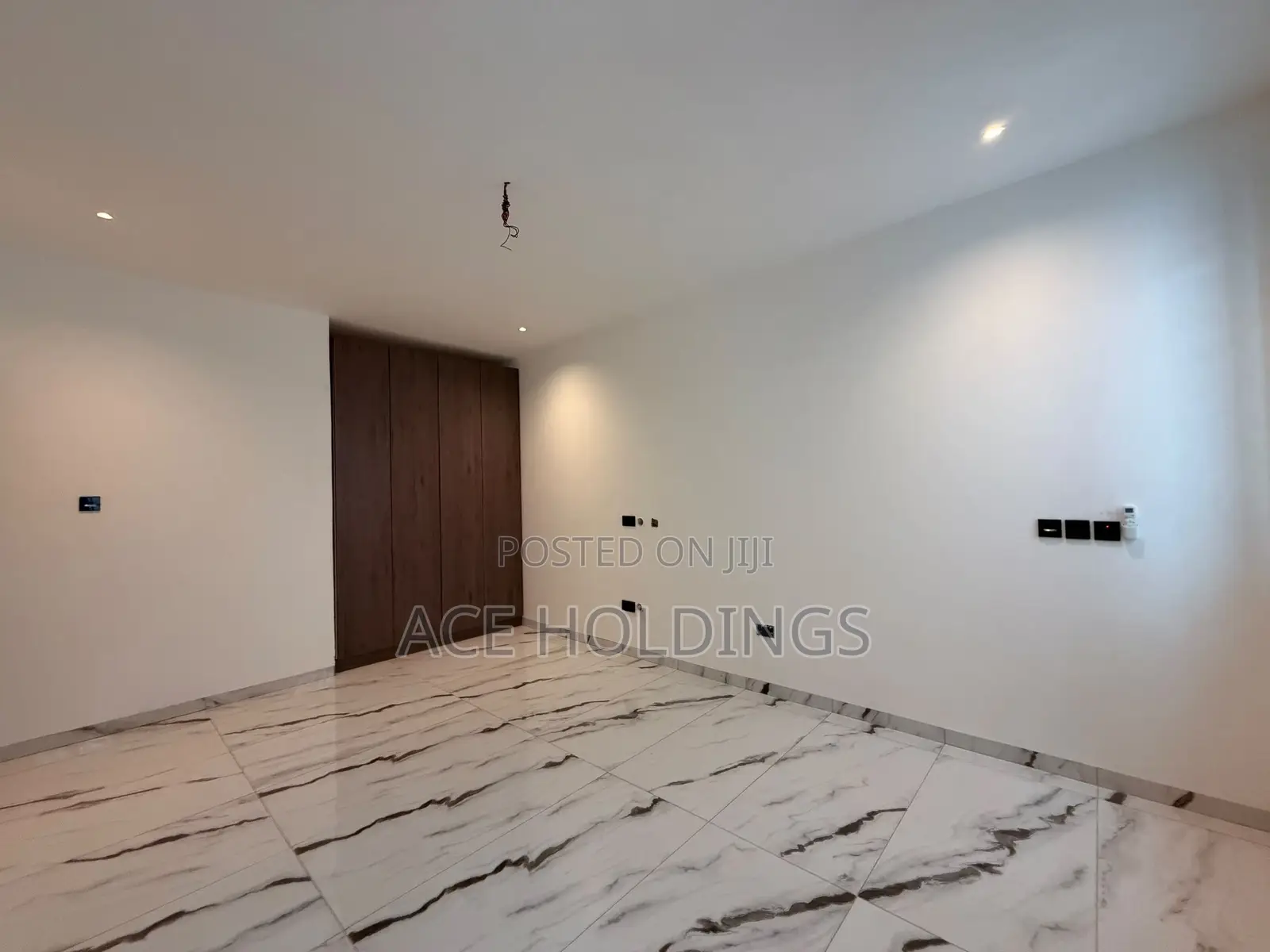 5bdrm Mansion in School Junction for sale