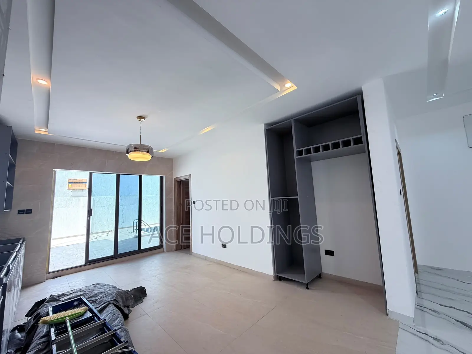 5bdrm Mansion in School Junction for sale