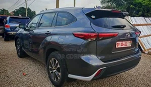 Toyota Highlander XLE 2021 Gray