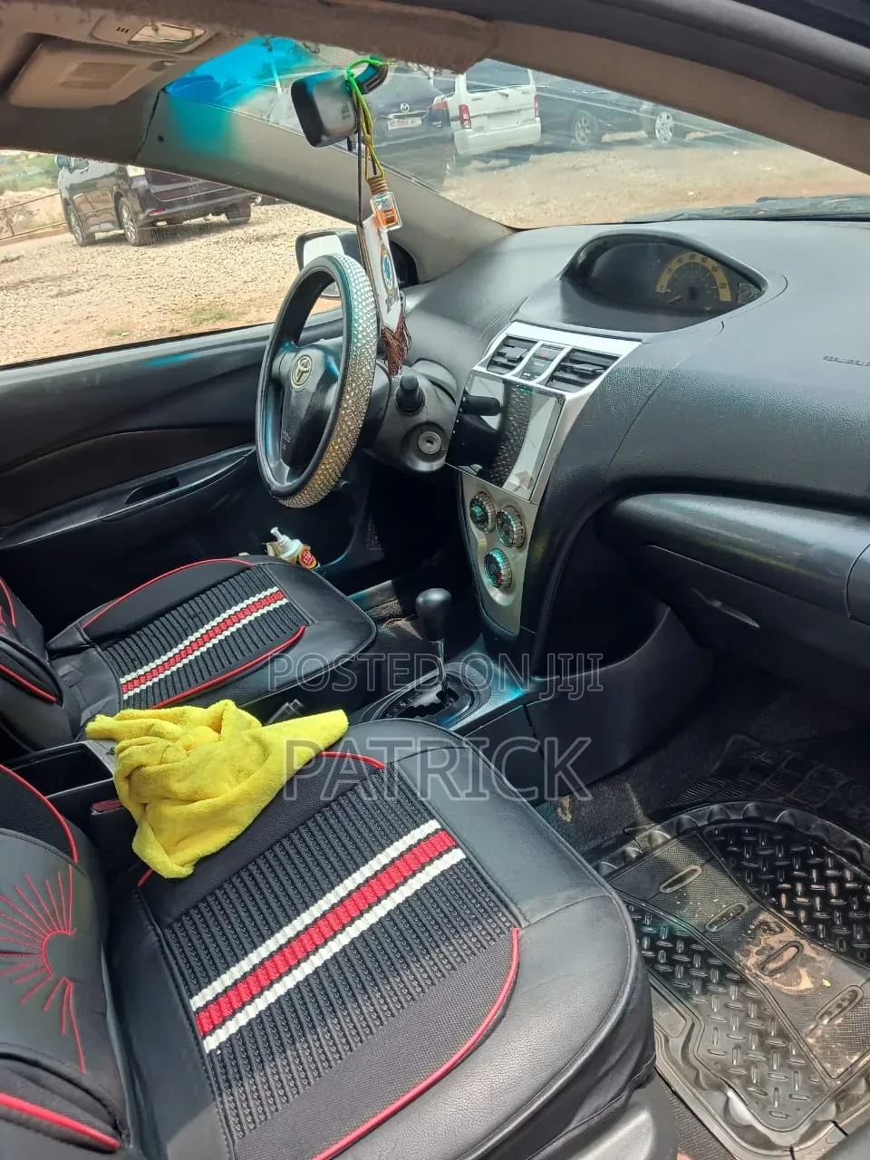 Toyota Yaris Base Sedan 4dr 2010 Black