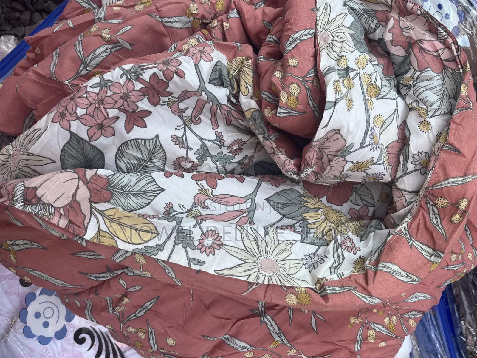 SOLD!Floral Comforter - White Terracotta Coral Reversible Thick Fluffy