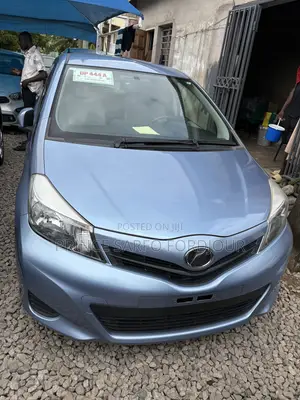 Toyota Vitz 2013 Silver