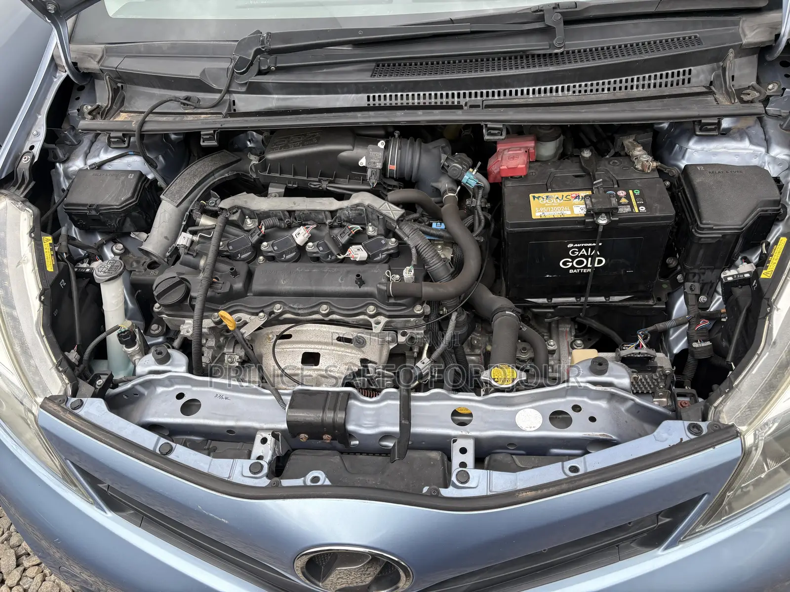 Toyota Vitz 2013 Silver