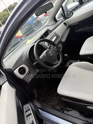 Toyota Vitz 2013 Silver